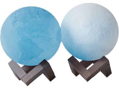 Lampe terre et lune sur base en bois de Merkury Innovations - 2 paquets